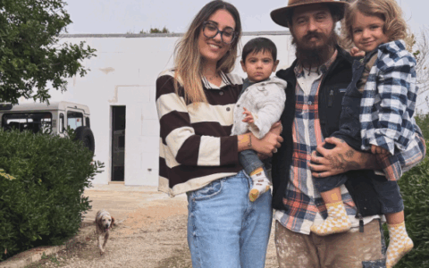 Caso “famiglia nel bosco”: sotto la lente di Selvaggia Lucarelli i veronesi andati a vivere sul mare in Puglia