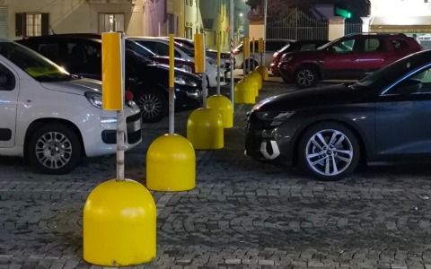 Castelrosso, i “panettoni” in piazza fanno discutere: “Sono orribili”