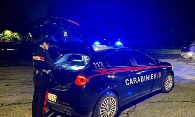Causa un colpo di sonno va a sbattere contro due auto ferme e parcheggiate