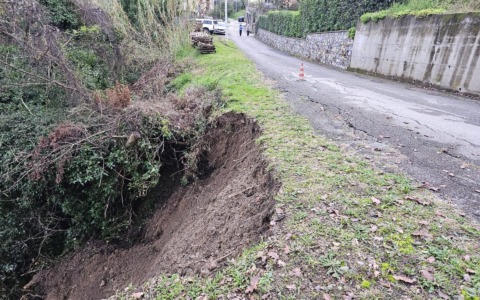 Cede un tratto di strada a Villa Ponzerone