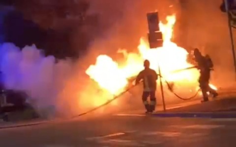 Chiari, incendio nella notte: due auto coinvolte, nessun ferito