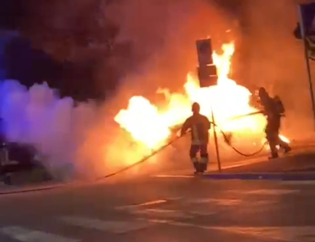 Chiari, incendio nella notte: due auto coinvolte, nessun ferito