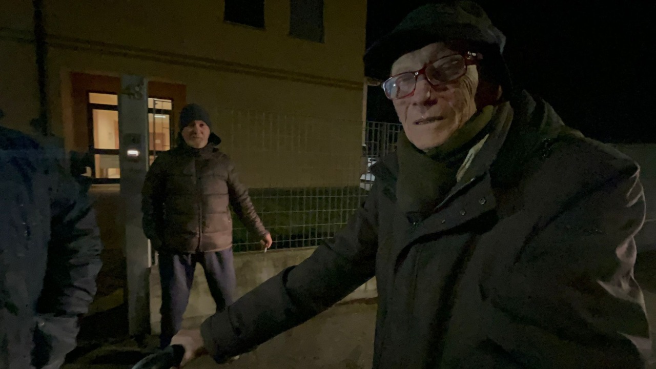 Chiusura dormitorio, 61enne resta in mezzo alla strada IL VIDEO