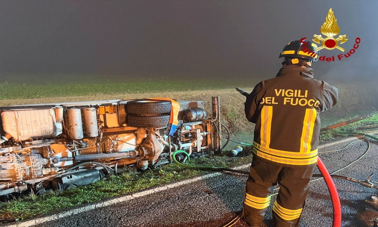 Cisterna di Gpl finisce nel fosso: vigili del fuoco al lavoro per quasi 24 ore