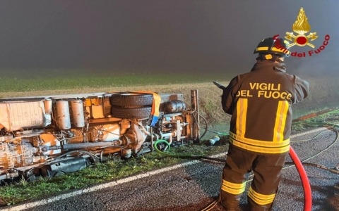 Cisterna di Gpl finisce nel fosso: vigili del fuoco al lavoro per quasi 24 ore