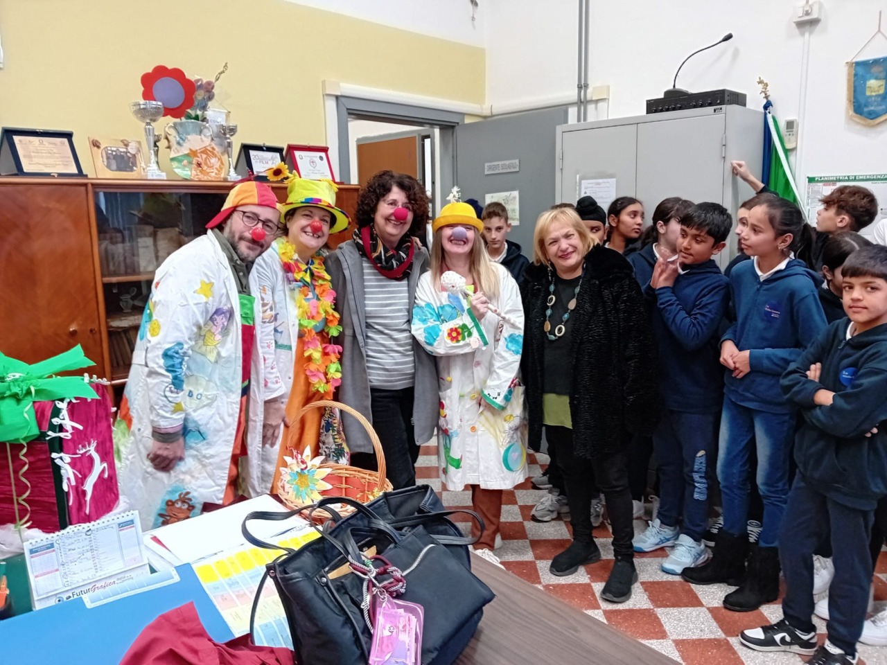 Coloriamo la Speranza: l’Istituto “Giulio Cesare” consegna le decorazioni natalizie ai volontari LILT – Giocare in Corsia