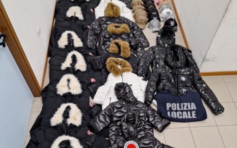 Commercio abusivo in centro, controlli della polizia locale