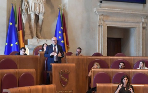 Comune, il bilancio previsionale. Gualtieri: “Una manovra da 5,7 miliardi per i servizi e 5,5 per gli investimenti”