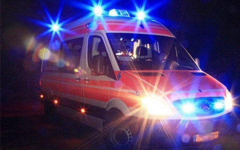 Con lo scooter in sorpasso urta un’auto, ferito un cinquantenne