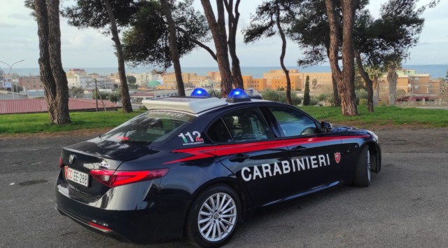 Condominio trasformato in “casa-fortino” dello spaccio, tre arresti dei carabinieri