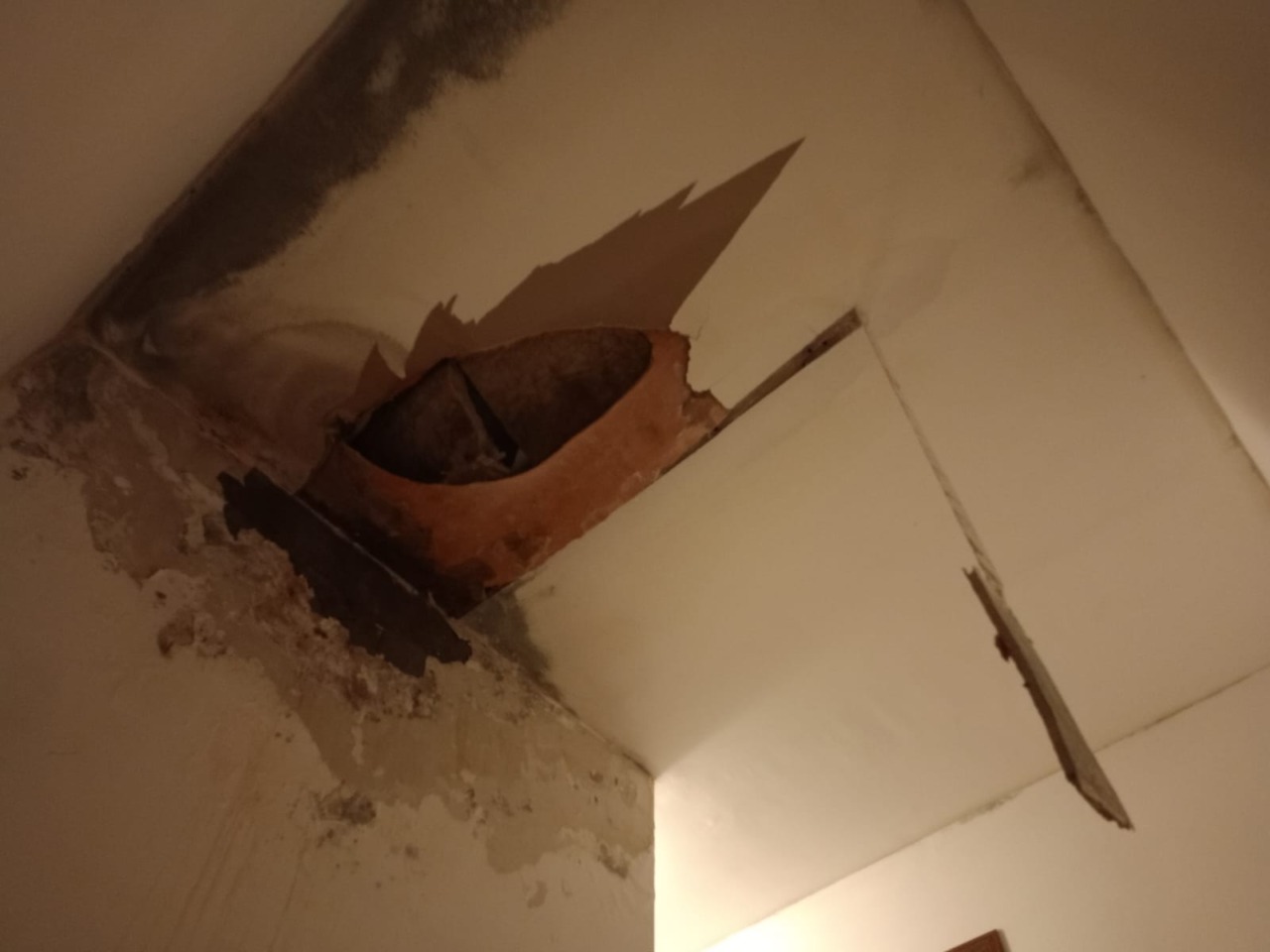 Crolla il controsoffitto, la casa è inagibile: famiglia disperata