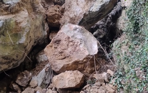 Crollo all’ingresso della Forra del Tinazzo di Castro: adesso il passaggio è bloccato dai massi