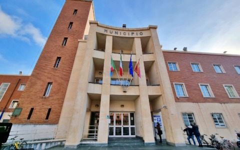 Crollo di un muro di confine della proprietà ferroviaria in frazione Latte, al via i lavori