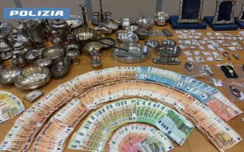 Da loro passava la refurtiva dei furti: oro, gioielli e preziosi. Quattro ricettatori arrestati