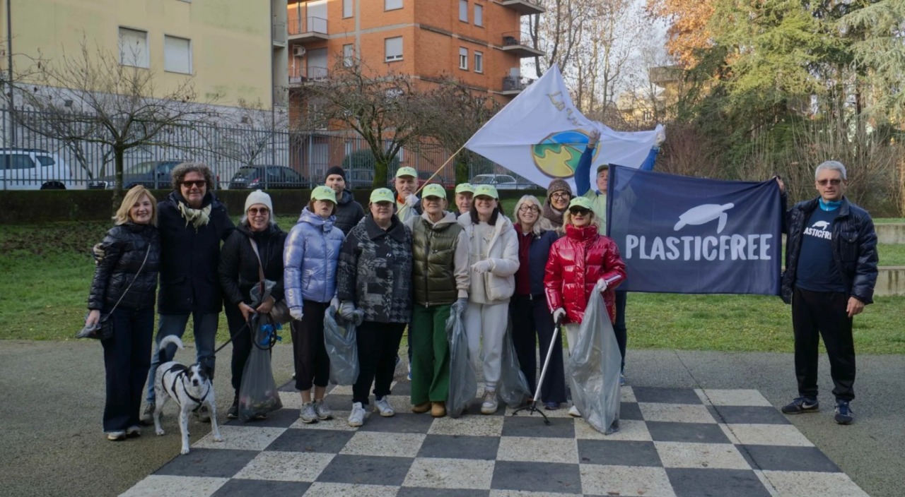 Dallo stadio a Borgo Santa Caterina, la “Caccia al rifiuto” ripulisce il quartiere: 14 chili raccolti in una mattinata