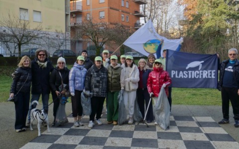 Dallo stadio a Borgo Santa Caterina, la “Caccia al rifiuto” ripulisce il quartiere: 14 chili raccolti in una mattinata