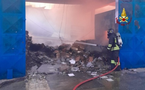 Devastante incendio distrugge azienda dolciaria