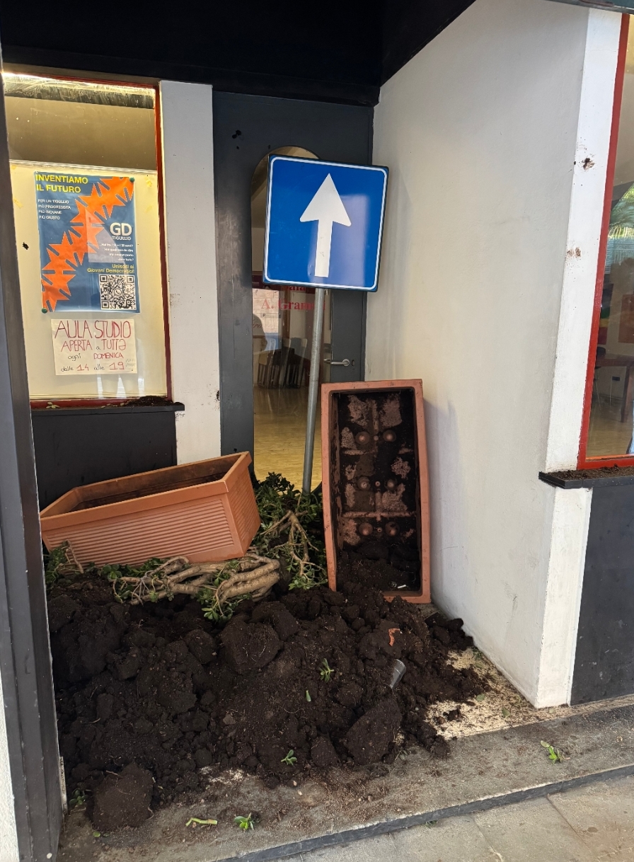 Devastato il circolo PD di Chiavari. La solidarietà di Coldirodi e ANPI