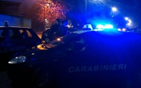 Disturba gli avventori di un bar portando con sè un coltello