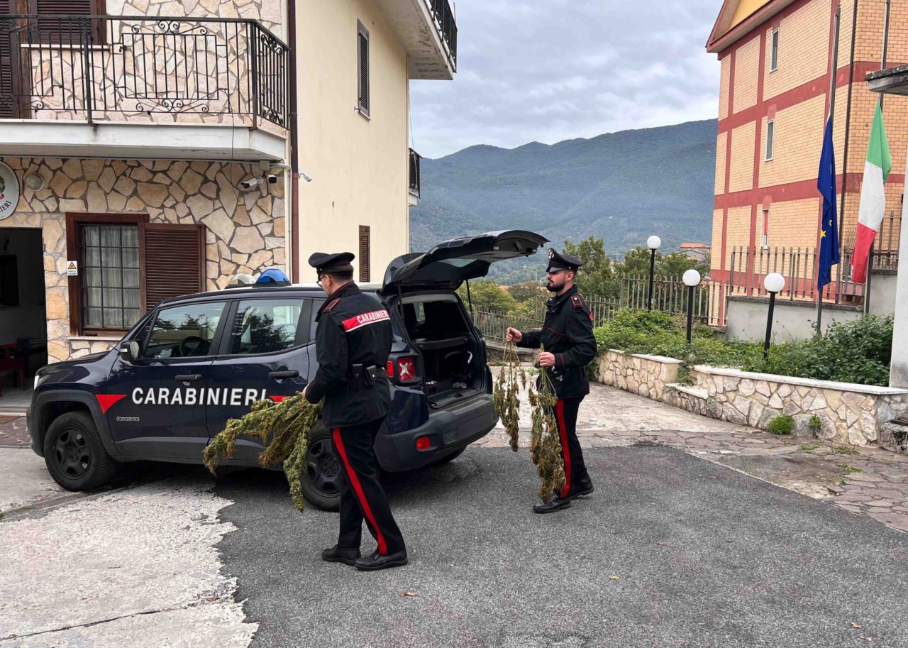 Donna muore dopo caduta dalle scale, carabinieri sequestrano la casa