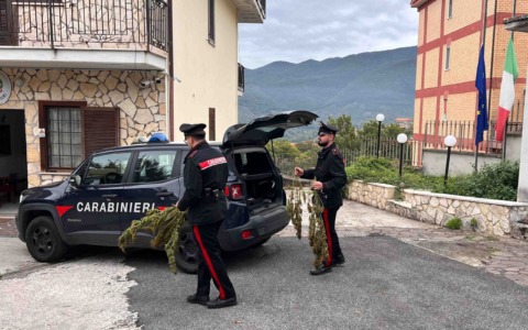Donna muore dopo caduta dalle scale, carabinieri sequestrano la casa
