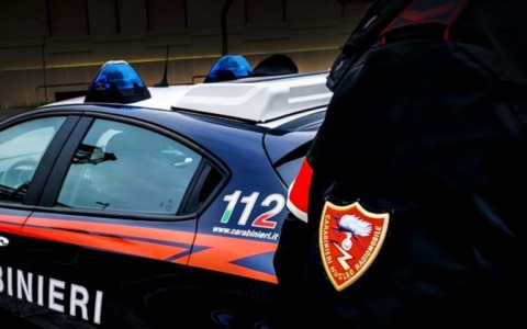 Donna trovata senza vita in un cortile a Cimiano: indagini in corso