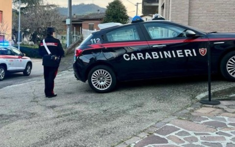 Dopo una lite con un vicino esce con una mannaia nascosta nei pantaloni