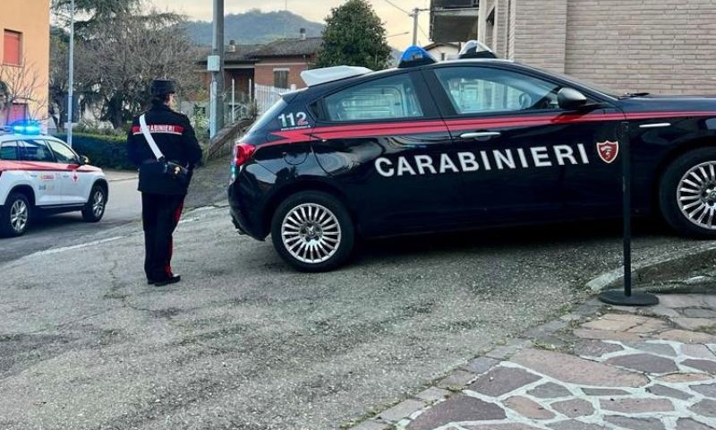 Dopo una lite con un vicino esce con una mannaia nascosta nei pantaloni