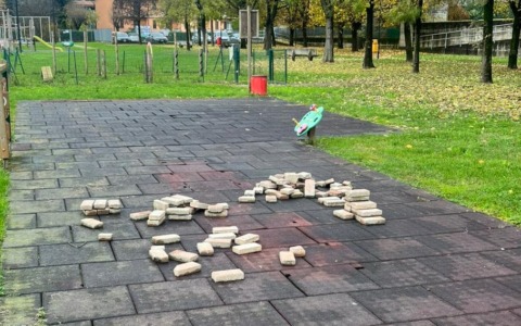 Due mesi chiuso e nessun lavoro in vista: il parco di via Maggioni a Romano resta un mistero