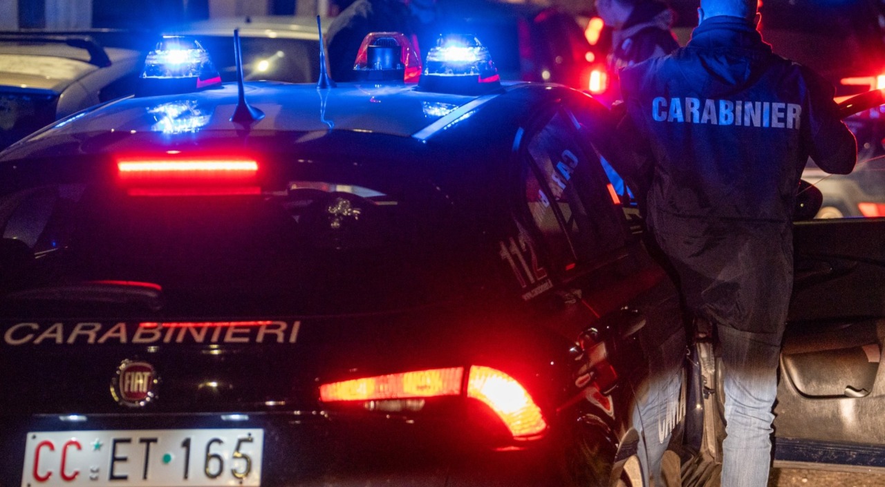 Due uomini arrestati mentre tentano di forzare la porta di un appartamento