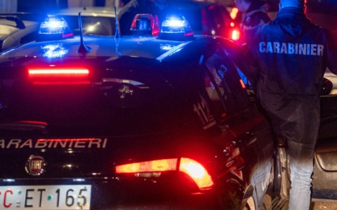 Due uomini arrestati mentre tentano di forzare la porta di un appartamento