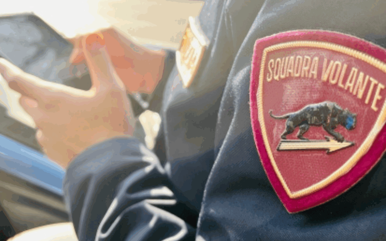 Due ventenni sorpresi nella notte a rubare in un locale di Padova: uno aggredisce gli agenti