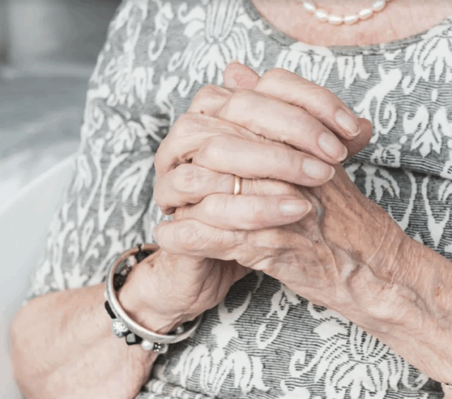 Durante una lite butta la madre contro un mobile poi la prende a schiaffi