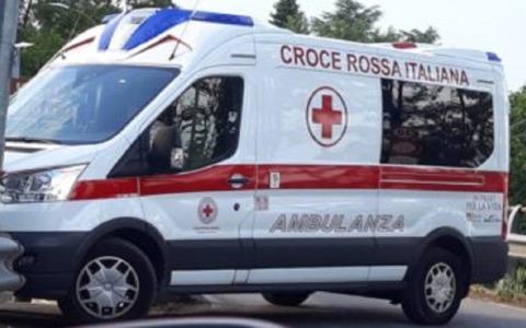 È morto l’automobilista finito contro un muro stamattina