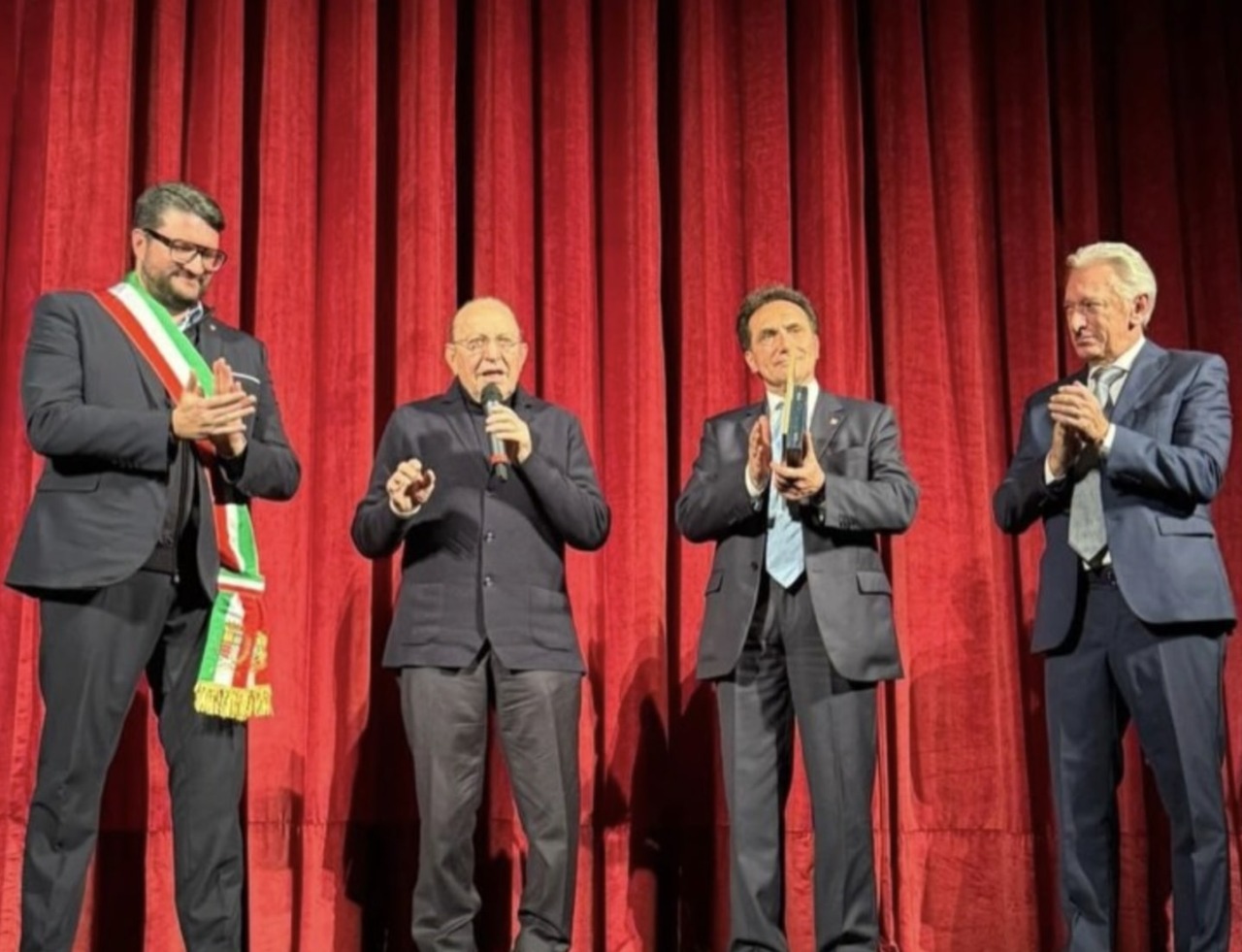 Egidio Bonomi omaggiato con la targa “Città di Lumezzane”