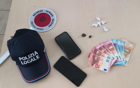 Fermano un pusher e sequestrano droga e contanti, ma gli devono restituire il denaro