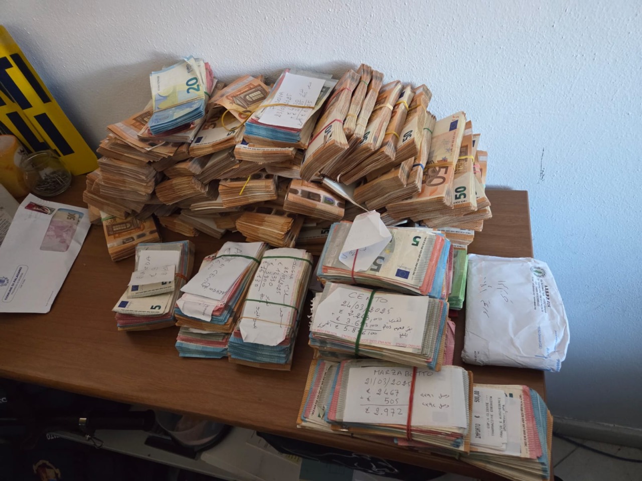 Finanziamenti Hamas, opuscoli, contanti e pc nascosti nelle intercapedini