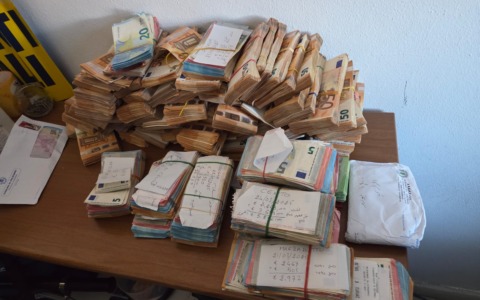 Finanziamenti Hamas, opuscoli, contanti e pc nascosti nelle intercapedini