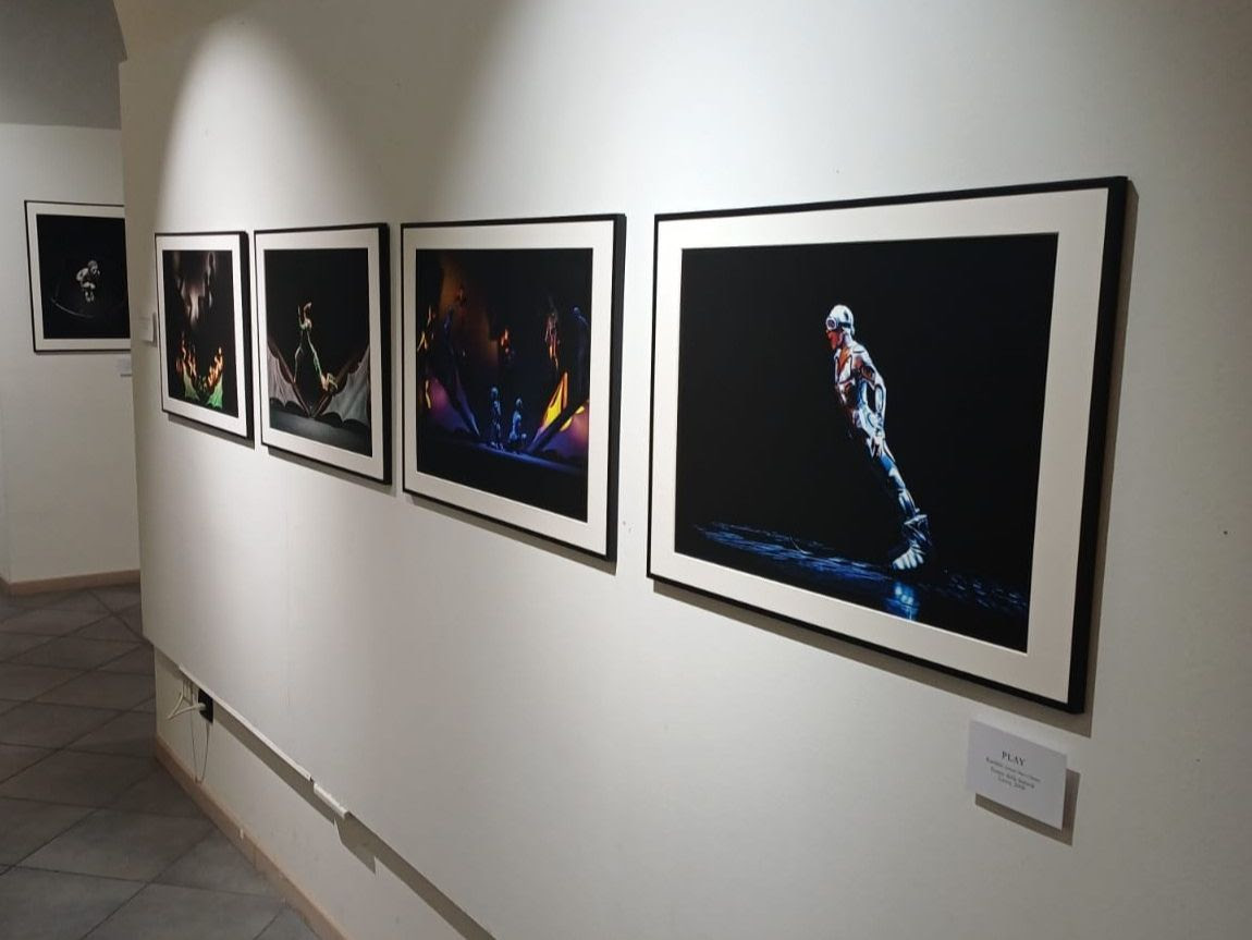 “Finzioni”: prorogata fino al 28 dicembre la mostra fotografica di Federico Wilhelm