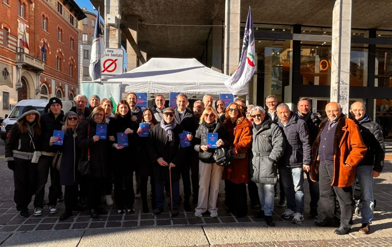 Fiocchi rossi e volantini per far capire che “la violenza si combatte anche con l’istruzione”