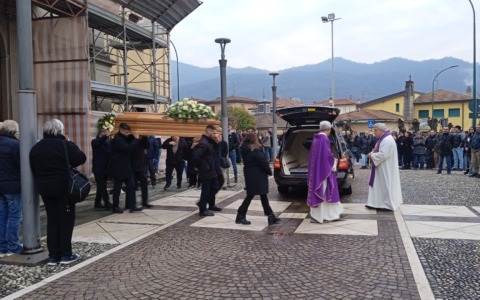 Folla e commozione al funerale del pizzaiolo Marco Motta, scomparso tragicamente