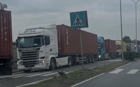 Fratelli d’Italia all’attacco: “Altro che soluzione, l’ordinanza anti camion ha creato solo confusione”