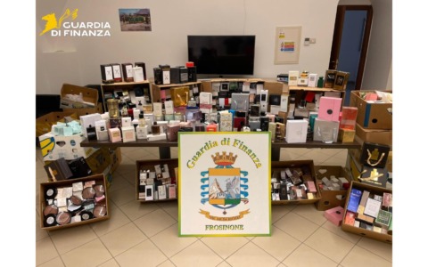 Sequestrate oltre 1.100 confezioni di profumi e cosmetici contraffatti