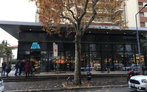 Fuga finita in pochi minuti: arrestato il ladro del supermercato di via XXIV Maggio che aveva aggredito il cassiere