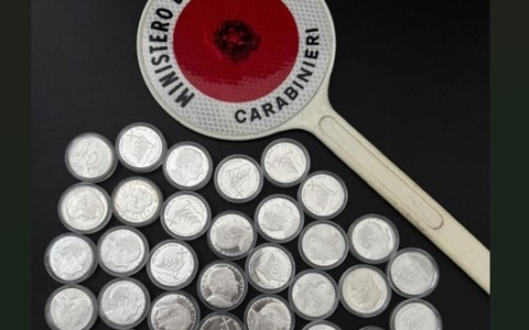 Fuga in auto lungo la Francesca a Ciserano, poi l’arresto: recuperati arnesi da scasso e monete da collezione