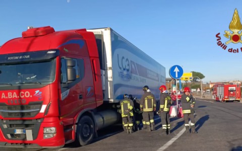 Fuoriesce gas metano dal serbatoio di un autoarticolato, chiuso tratto di autostrada