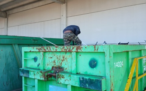 Furti alla piattaforma ecologica in pieno giorno immortalati dagli utenti