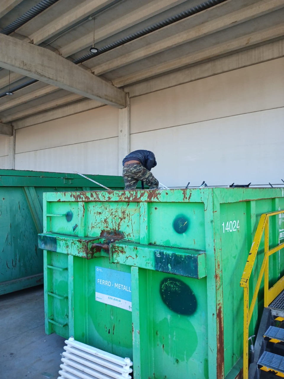 Furti alla piattaforma ecologica in pieno giorno immortalati dagli utenti