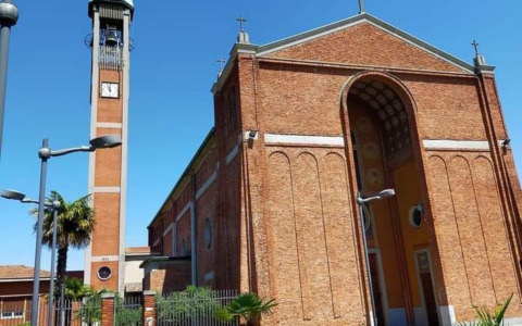 Furti e dispetti in chiesa: il parroco fa mettere le telecamere