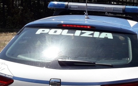 Furto al supermercato, denunciati due uomini e recuperate oltre 100 bottiglie di alcolici